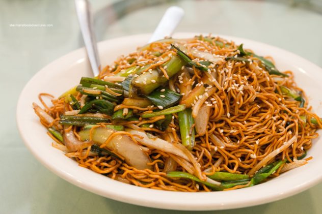 Beansprout cantonese chow mein dish